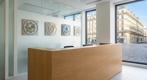 Composition graphique professionnelle montrant les 4 logos de certifications côte à côte sur un fond blanc ou gris clair avec léger dégradé : le logo MEF (Meilleures Entreprises de France), le logo QUALIBAT-RGE, le logo QualiPAC, et le logo Qualit'EnR. Les logos doivent être bien espacés, lisibles et de taille équivalente. La mise en page doit être épurée et professionnelle, sans texte supplémentaire.