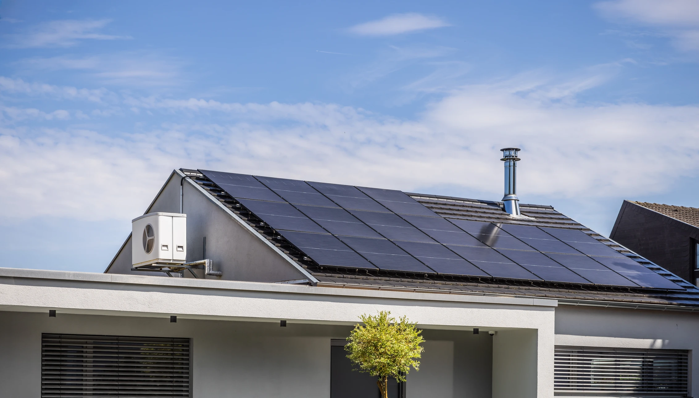 Installation de plomberie professionnelle avec réseau de tuyauterie en cuivre apparent fixé sur mur blanc